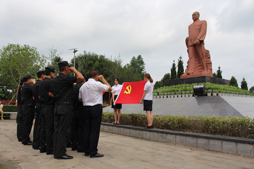 全体党员重温入党誓词.JPG