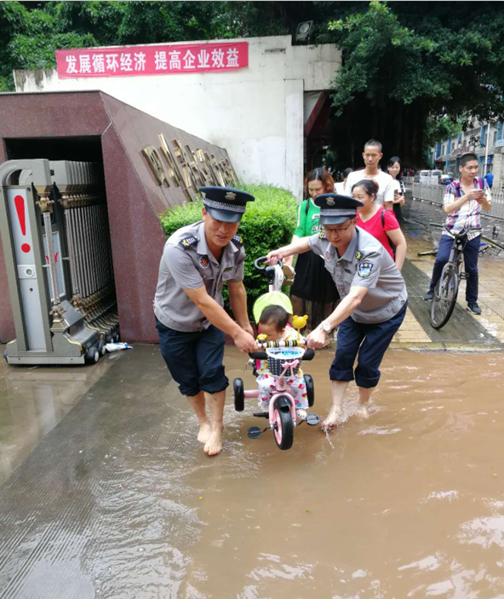 保安队员护送小孩路过积水路面.png